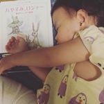 今話題のおやすみロジャーの絵本を頂きました(*^^*)うちの娘は寝かしつけに相当時間がかかりますが、今日はものの5.6分で寝てくれました😉ちなみに私も眠いです😁笑#おやすみロジャー #moni…のInstagram画像