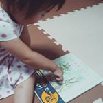 保育園でのお昼寝で実践していたテレビを見てからずっと気になっていた『#おやすみロジャー』毎日 #なかなか寝ない こどもの #寝かしつけ に、本に興味もあるようだし早速とりいれよう！！ #心理学…のInstagram画像
