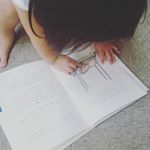 おやすみロジャーをモニターさせていただきました(о´∀`о)親としては子供が眠る本なんてめちゃくちゃありがたい😆到着時めちゃくちゃ興味を示した娘さん2歳。しか～し寝るときにしっかりは聞いて…のInstagram画像