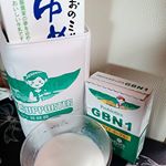 有限会社中垣技術士事務所さんから、ホームメイド・ヨーグルトのスターターキットを頂き、ブルガリアヨーグルトを作ってみました。牛乳1ℓに菌を１本入れて、混ぜて、ヨーグルトサポーターを巻いて…のInstagram画像