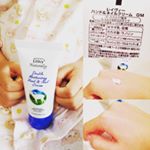 アクシスの『レイヴィーハンド＆ネイルクリームゴートミルク』。保湿に特化したクリームです。 滑らかで塗りやすく、やぎミルクの優しい香りが気に入りました。保湿効果もばっちりで、娘と仲良く使って…のInstagram画像
