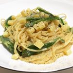 10/25は世界パスタバースデー！今日はおうちにあった材料で簡単パスタ。アスパラガスのクリームチーズカルボナーラです♡#pietro_19801209 #ピエトロ #世界パスタデー #WorldP…のInstagram画像