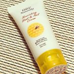 レイヴィーハンド&ネイルクリームを試しました(^O^)ロイヤルゼリーとハチミツのダブル保湿成分が含まれているのでとてもしっとりとしたクリームです♪寝る前にしっかりと塗って保湿して綺麗な手を保ちたい…のInstagram画像
