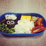 人生初めてのキャラ弁作りです！フワフワの羊毛をどう表現するか悩みました！玉子の白身の錦糸卵で表現しました！楽しかったです♡#ひつじのショーン弁当 #ひつじのショーンキャラ弁 #moniplaのInstagram画像