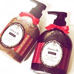 ハホニコチョコレシャンプー・トリートメント♡ハホニコハッピーライフの「choco・le チョコ」甘い香につつまれて超幸せ〜〜♡大好きなハホニコハッピーライフだから、質はばっちり。髪をしっとり洗い上げて…のInstagram画像
