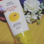 レイヴィーハンド&ネイルクリームのローヤルゼリーを使ってみました💕ローヤルゼリーとハチミツがしっとりと保湿してくれます😃べたつきも無いので昼間でも使えるし、たっぷり塗っておやすみ前の集中ケアも…のInstagram画像