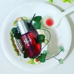 ビューティーサポー『ピアべルピア オイル』11ml を使ってみました✨･鮮やかな赤色の美しいオイルです。手のひらに収まるほどの小さなボトルですが、伸びが良く、1～2滴で十分顔全体をカバ…のInstagram画像