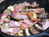 口コミ：今日の晩ご飯/スキレットで作る、「茄子とベーコンのチーズ焼き」と、「手羽元開きの炙り焼き」の画像（5枚目）