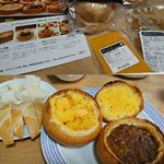 ブレッドボール　3個あめ色玉ねぎと牛肉のグラタン　1袋デザートキット　1個のお試しをさせて頂きました♥あめ色玉ねぎと牛肉のグラタンは、玉ねぎがしっかり炒めてあってパンにつけながら食…のInstagram画像