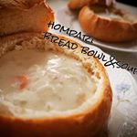🍽・HOMPARIさんのBreadbowl&Soup❤️・中身はボストン風クラムチャウダー✨・パンもクラムチャウダーもめちゃ美味しかったぁ😊一気にオシャレなカフ…のInstagram画像