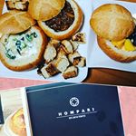 ホムパリ❤友達を呼んで夜ごはん😆セット内容はブレッドボール3個あめ色玉ねぎと牛肉のグラタン風デザートミックスパンをくり抜いてスープとか入れるだけ😁くり抜いたパン…のInstagram画像