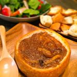 今夜はホムパリのブレッドボールを楽しみました。簡単で美味しく、見た目も華やかなディナーです！こちらは #あめ色玉ねぎと牛肉のグラタン風 です。中身のソースは湯煎で温めるだけなのにすごく美味…のInstagram画像
