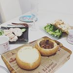 ホムパリさんのブレッドボール♡手ごねで作ったというパンはめちゃくちゃ美味しい！しかもスープもついてるのでとーっても簡単です！チーンするだけの手軽さですが豪華な雰囲気になります。#パンd…のInstagram画像