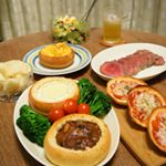 ばんごはん何でもない日のパーティーメニュー😋#ホムパリ の#スープフォンデュパーティーセット でばんごはん。付属のレンチンするだけの『ごちそうビーフシチュー』のほかに、カマンベ…のInstagram画像