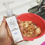 調理中の肉や魚を触った後に#キッチンハンドクレンジング ♪ウォータークレンジングみたいなさらさらテクスチャー。肉を切った後使うとすぐニオイをしっかり落としてくれます♪こ…のInstagram画像