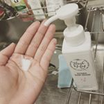 最後の仕上げに#キッチンハンドクリーム ♪手荒れの仕組みを考えて3種の#ヒアルロン酸 と#ミネラルオイル #ホホバ油 #エラスチン 贅沢処方♡伸びがよく素早く肌に馴染みます( ⸝⸝…のInstagram画像