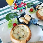 #クリスマスの朝ごはんは#パンdeパーティー #ホムパリのブレッドボール#パンはサクサクのふわふわ。#クラムチャウダーはコクがあって濃厚でめちゃウマでした♡#moniplaのInstagram画像