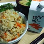 炊き込みごはんレシピ♪お米3合でいつもと同じ水量の中に●なめたけ1瓶●ツナ1缶●人参中1本●だし醤油大6それから塩を軽く振りました♡やばいぞ。即完食(˃᷄ꇴ˂᷅…のInstagram画像