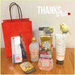 .ルル&メル:明色化粧品さんからいただいたお土産の中に、2つ違うものがあります。どれとどれでしょうか？🙄⁉️.明色化粧品のクレヨンアイシャドウ『マクレール』体験会で、こんなにたくさんお土産をいた…のInstagram画像