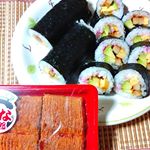 出来上がり。胡瓜が高いからアボカドにしたんだけど、全体的に柔らかな食感になっちゃいました。味はいいけどやっぱり胡瓜の方が良かったかな。#うな次郎で恵方巻 #うな次郎 #一正蒲鉾…のInstagram画像
