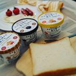 ピーナッツクリーム、黒ごまクリーム、はちみつの三種類🍞🍳🍴贅沢な朝♥こちら、難消化性デキストリン配合の機能性食品です👀消費者庁に審査を受け個別に許可を得た特定保健用食品(トクホ)と違い…のInstagram画像