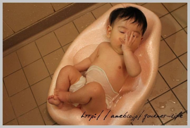 口コミ：赤ちゃんとお風呂に入る時の悩みを解消：リッチェル「ひんやりしない おふろマットR」の画像（2枚目）