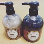 ハホニコのチョコレートシャンプー&トリートメント。チョコレートのシャンプーなんて想像できなかったけど、とっても癒されるいい香り。子供達にも大人気✨しっとりまとまる感じで使用感も👌です。…のInstagram画像