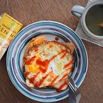 遅めのおひるごはんフライパンにバター、ドーン！たまご、ドーン！！チーズ、ドサー！！！うえから食パンをのせてギュッ！ひっくり返して裏面にも焼き目をつけて出来上り簡単メニュー(…のInstagram画像