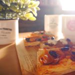 気持ちよく起きれた朝はアッポーパイ作り🍎クリームチーズ塗ってバターと砂糖とシナモンで味付けたりんごに仕上げにレーズンのせて焼くだけ😉🤙🏼ナッツを加えても◎！めちゃ簡単なのにこれがおいしいんだな〜〜🤤 …のInstagram画像