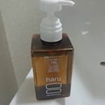 昨日から新しいシャンプーです✨白髪・抜け毛などの頭皮ケアがこれ1本でできる100％天然由来シャンプーです。柑橘系の香りで癒されたー💜洗い上がりもツヤツヤしてて気に入りました😃#haruシャ…のInstagram画像