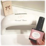 EBメゾンドジェルを使ってみました💕サンディングもベースジェルもトップジェルも未硬化拭き取りも要らないのに、30秒の硬化でしっかり固まるんです‼️持ちは8〜10日間位ですが、オフも自分でできる…のInstagram画像