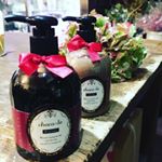 美容室専売メーカー  ハホニコ様のチョコレシャンプー・トリートメントお試しさせていただきました💕注意書きに「食品ではございません」！ 食べたくなるようなチュコの甘い香りです☆初めてだな…のInstagram画像