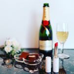 Anything is possible with a little lipstick and champagne ;)小さな口紅とシャンパンがあれば、なんだって出来る(。-∀-)..…のInstagram画像