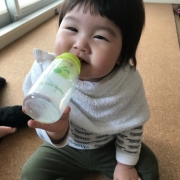 初！1人哺乳瓶持ち