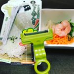 す～っとひくだけで極細べジヌ～ドルが削れる！ののじ 糸そーめん削りを使ってみました。カラーは、モスグリーン。根菜がまるでそーめんや春雨のような極細麺状に削れて便利です！根菜の酢の物を作…のInstagram画像