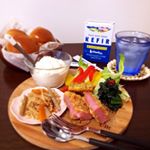⁑＊＊＊あさごはん＊＊＊*今日はのんびりおうちモーニング⑅◡̈**お休みなのに間違えて弁当の準備をしてしまったので、おかずはスライドしました(笑)*＊レーズンロール＊豆…のInstagram画像