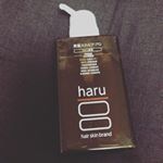 最近シャンプーをharu黒髪スカルププロに変えました。100％天然由来のノンシリコンシャンプー。天然の洗浄成分が汚れた頭皮をスッキリ洗浄し、植物性ヒアルロン酸・コラーゲンタンパク質・キャピキシル・…のInstagram画像