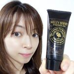 毛穴・角栓の悩みをスッキリさせたいなら、メルティベリープレミアム毛穴角栓ジェル！.半透明の黒いジェルです。.粘度の高めのジェルに小さなスクラブがたくさん配合されています。ジェル…のInstagram画像