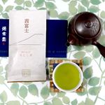 深蒸し茶発祥の地といわれる、静岡県牧之原産の茶葉。厳しい目と熟練の技でじっくり丁寧に蒸しあげた、品質の高い深蒸し茶。緑色がキレイで、香りが良く、まろやかな味わいでとても美味しいです💕#…のInstagram画像