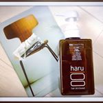 これ1本でのヘアケア「haru」をお試しさせていただきました。こちらの商品はダメージをうけた頭皮を整え 抜け毛・白髪ケアをするシャンプー。天然由来100%のこだわりの商品なんですよ…のInstagram画像