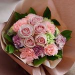 ピンクのお花の中にグリーンが少しあって爽やかな感じがして可愛い♪お母さん、喜びそう(*^^*) #アンジェのお花屋さん #39mom #monipla #アンジェwebshopファンサイト参加中のInstagram画像