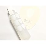 磨りガラスのビン容器が可愛い白いちごの化粧水使ってみました☺️120ml4860円と値段はちょっとお高めな印象。ブースター効果もあるので、ブースターを使わなくていい分かな☺️普段は化粧水は…のInstagram画像