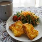 コーヒーを飲みながらの朝ごはん🎵フレンチトーストとののじ糸そうめん削りを使ってサラダを作りましたよー🎵仕事頑張ろうとテンションをあげたモーニングだったのに…家を出る数分前にパチ…のInstagram画像