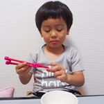 @nonoji.official 様より素敵プレゼントを頂きました🎁・👦🏾がお試ししたのはののじ 魔法のおはしはじめてのちゃんと箸・矯正しなくても お箸使いが身につく！…のInstagram画像