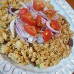 アクリブランド焼肉だれの牛カルビめし牛カルビと甘めの焼き肉だれのご飯です♪ちょい足しに玉ねぎとトマトをのせてヘルシーにしてみました♪炒飯が苦手な息子たちですが…のInstagram画像