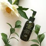 98%植物由来でできているボタニカルリキッドクレンジング。.植物の恵みをギュッと凝縮しているからお肌にやさしく毛穴の汚れもするんと落としてくれるお気に入り。.オイルフリー、無添加だから…のInstagram画像
