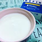 コーカサス地方発祥の伝統ある健康食ケフィアが家で作れました。ヨーグルトに似ているけれど、ヨーグルトよりはサラッとした感じ。1箱で10袋入ってて、1リットルの牛乳パックに1袋で良いから、合わせて10本分…のInstagram画像
