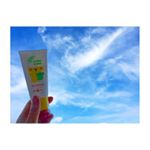 UVケアと蚊に悩まされる季節がやってきました。子供って塗られるの嫌いますよね💧LimoLimoの日焼け止めジェルは夏の外敵からWガード！天然のアロマ成分配合、無添加なので安心して使用で…のInstagram画像