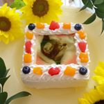 私の愛する だりあちゃんのケーキを作っていただきました。.フルーツがのっていてかわいくて、食べるのがもったいないくらい。.甘さ控えめな生クリームとふんわりスポンジ、中にもしっかりフルー…のInstagram画像