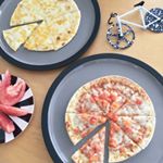 娘が帰宅したので、お昼はピザ🍕🍕🍕冷凍ピザって初めてだったけど、とっても美味しかったです♡特にチーズはチルドのものよりもチーズたっぷり♪冷凍だからお安い時に買って常備しておくのもいいなぁ。…のInstagram画像